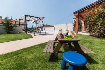 Seaside Family Villa with Pool in Pula