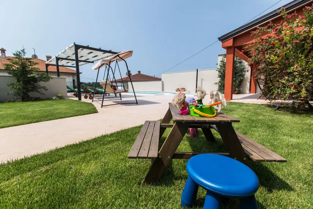 Seaside Family Villa with Pool in Pula