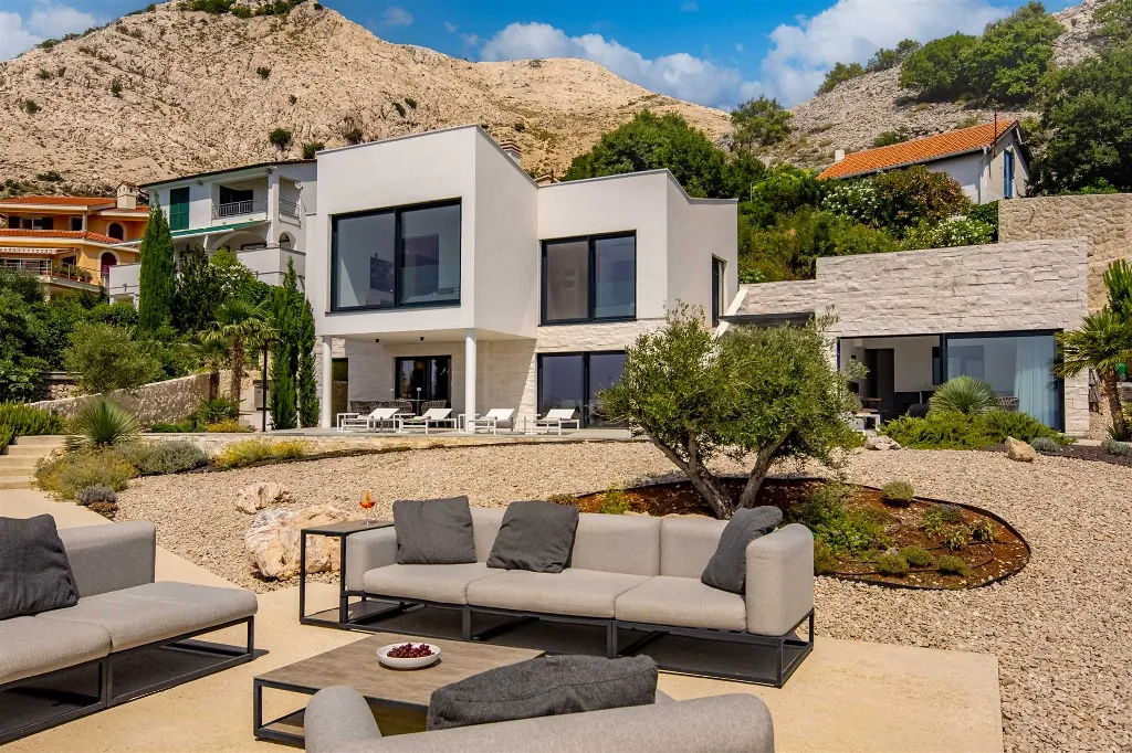 Seaside Villa Retreat with Pool, Stara Baška