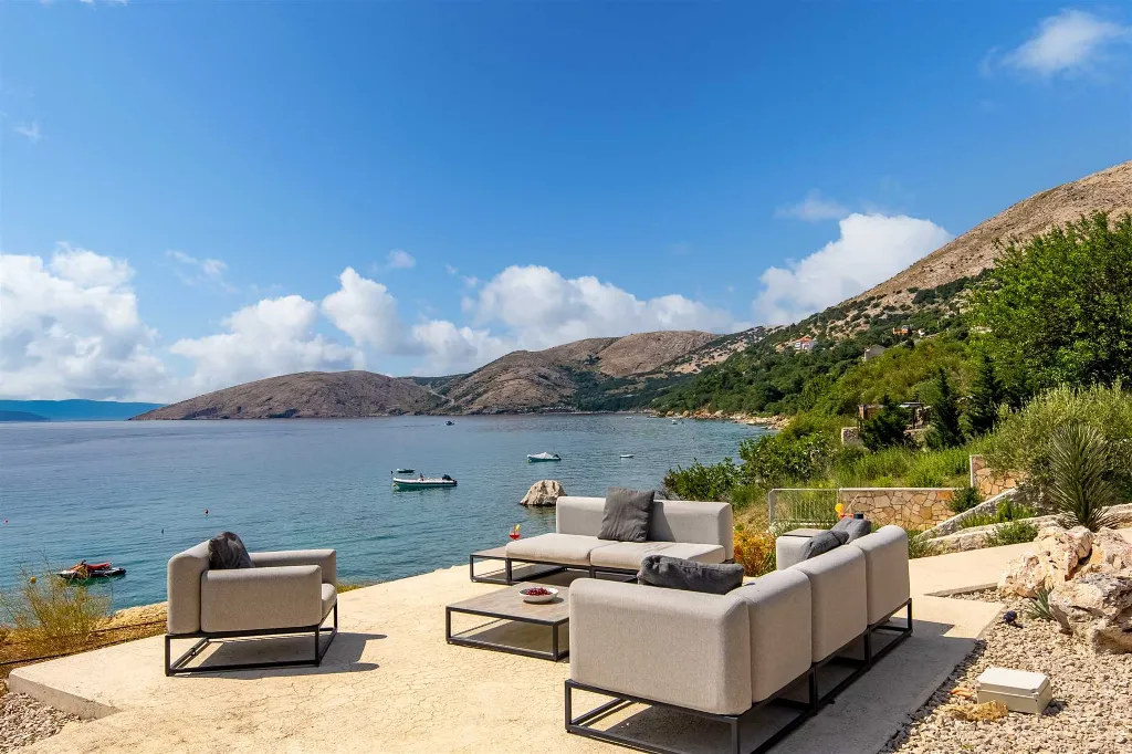 Seaside Villa Retreat with Pool, Stara Baška
