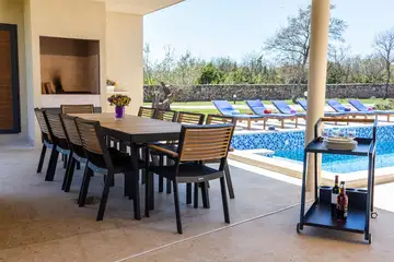 Family Villa with Pool and Garden near Marčana