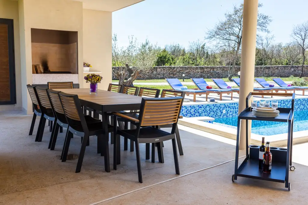 Family Villa with Pool and Garden near Marčana