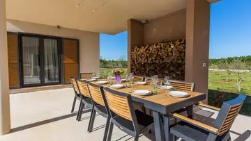 Family Villa with Pool and Garden near Marčana