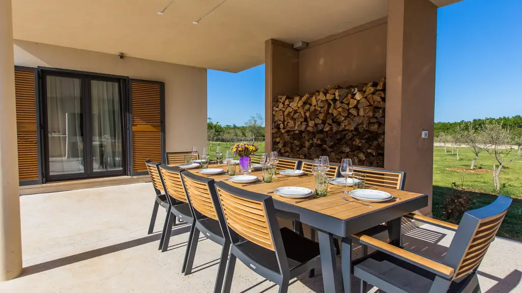 Family Villa with Pool and Garden near Marčana