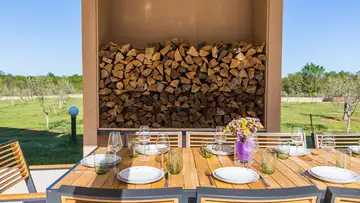 Family Villa with Pool and Garden near Marčana