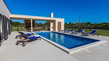 Family Villa with Pool and Garden near Marčana