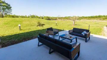 Family Villa with Pool and Garden near Marčana