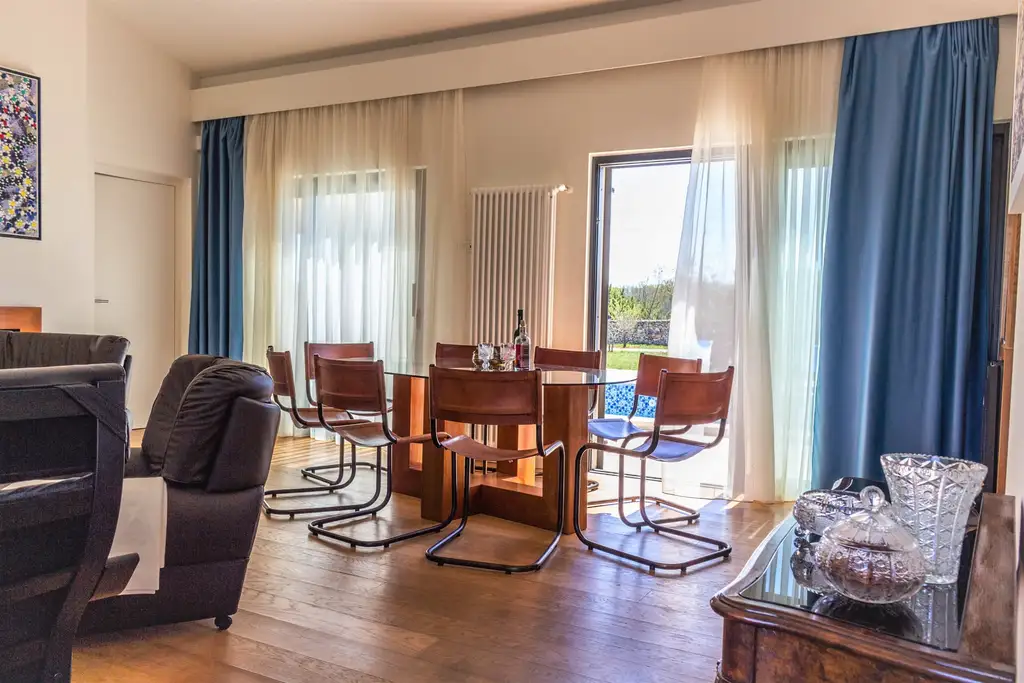 Family Villa with Pool and Garden near Marčana