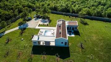 Family Villa with Pool and Garden near Marčana