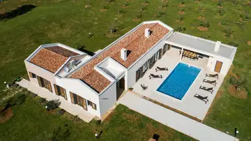 Family Villa with Pool and Garden near Marčana