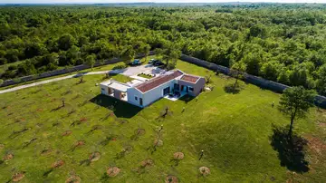 Family Villa with Pool and Garden near Marčana