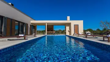 Family Villa with Pool and Garden near Marčana