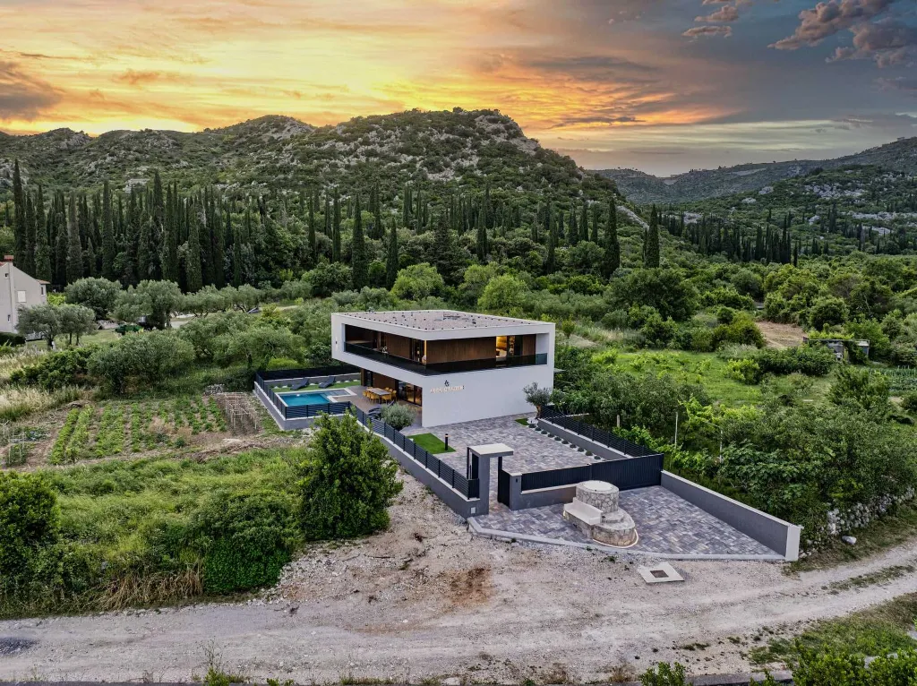 Modern Five-Bedroom Villa with Pool in Mlini