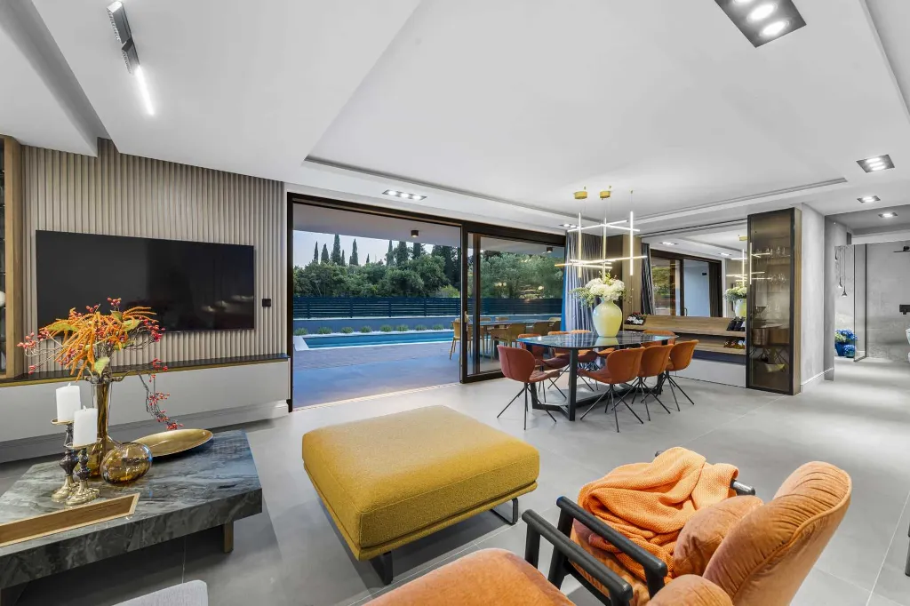 Modern Five-Bedroom Villa with Pool in Mlini