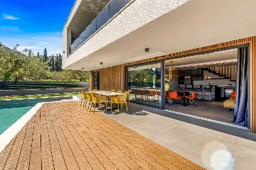 Modern Five-Bedroom Villa with Pool in Mlini