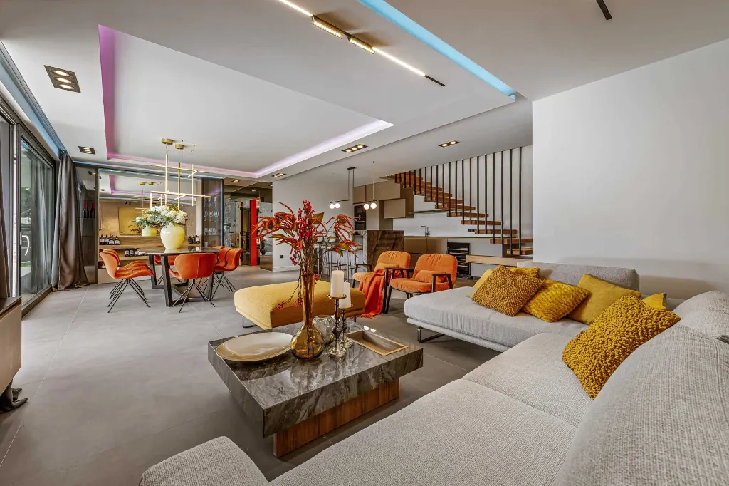 Modern Five-Bedroom Villa with Pool in Mlini