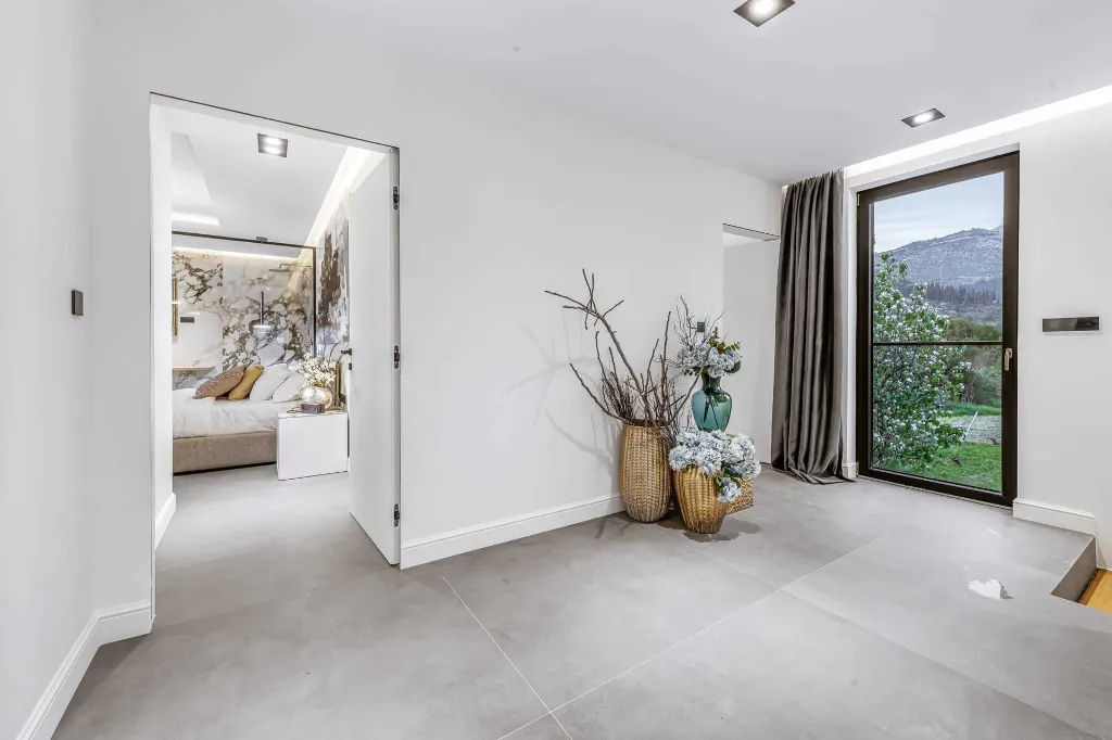Modern Five-Bedroom Villa with Pool in Mlini