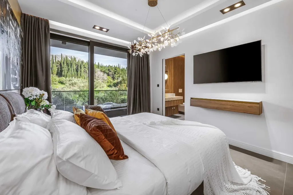 Modern Five-Bedroom Villa with Pool in Mlini