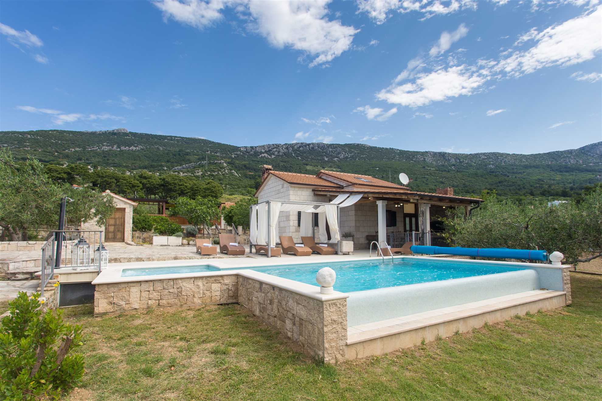 Holiday Home Famora with Pool
