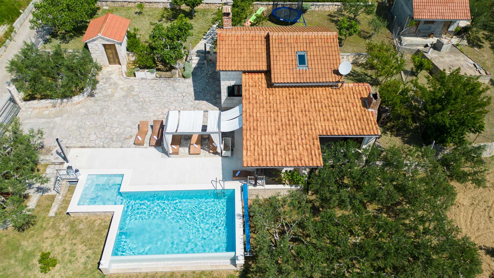 Holiday Home Famora with Pool