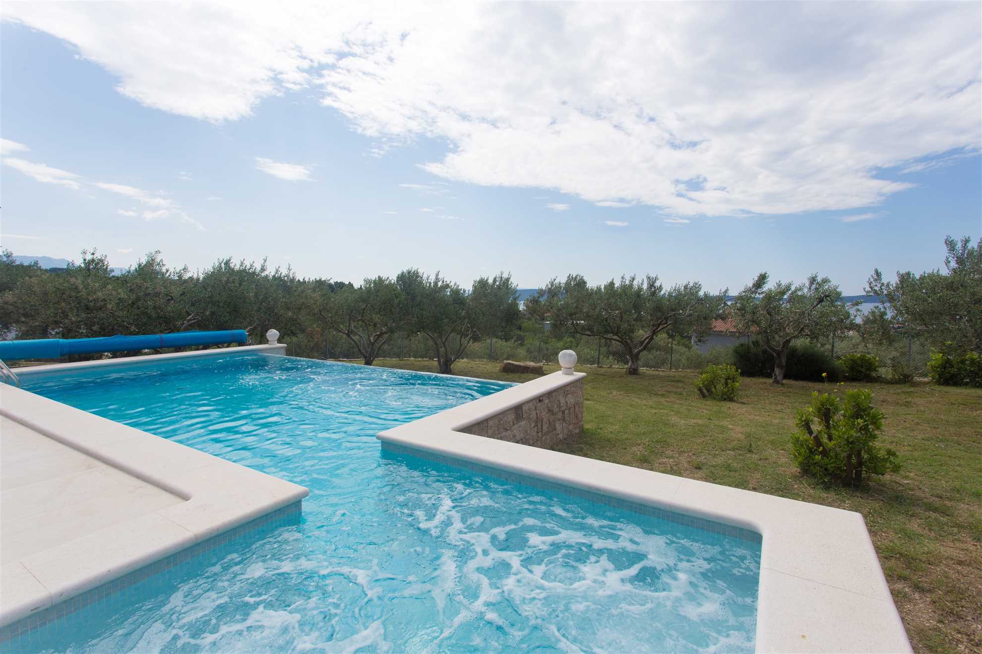 Holiday Home Famora with Pool