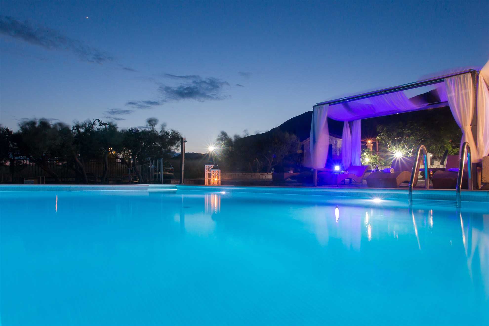 Holiday Home Famora with Pool