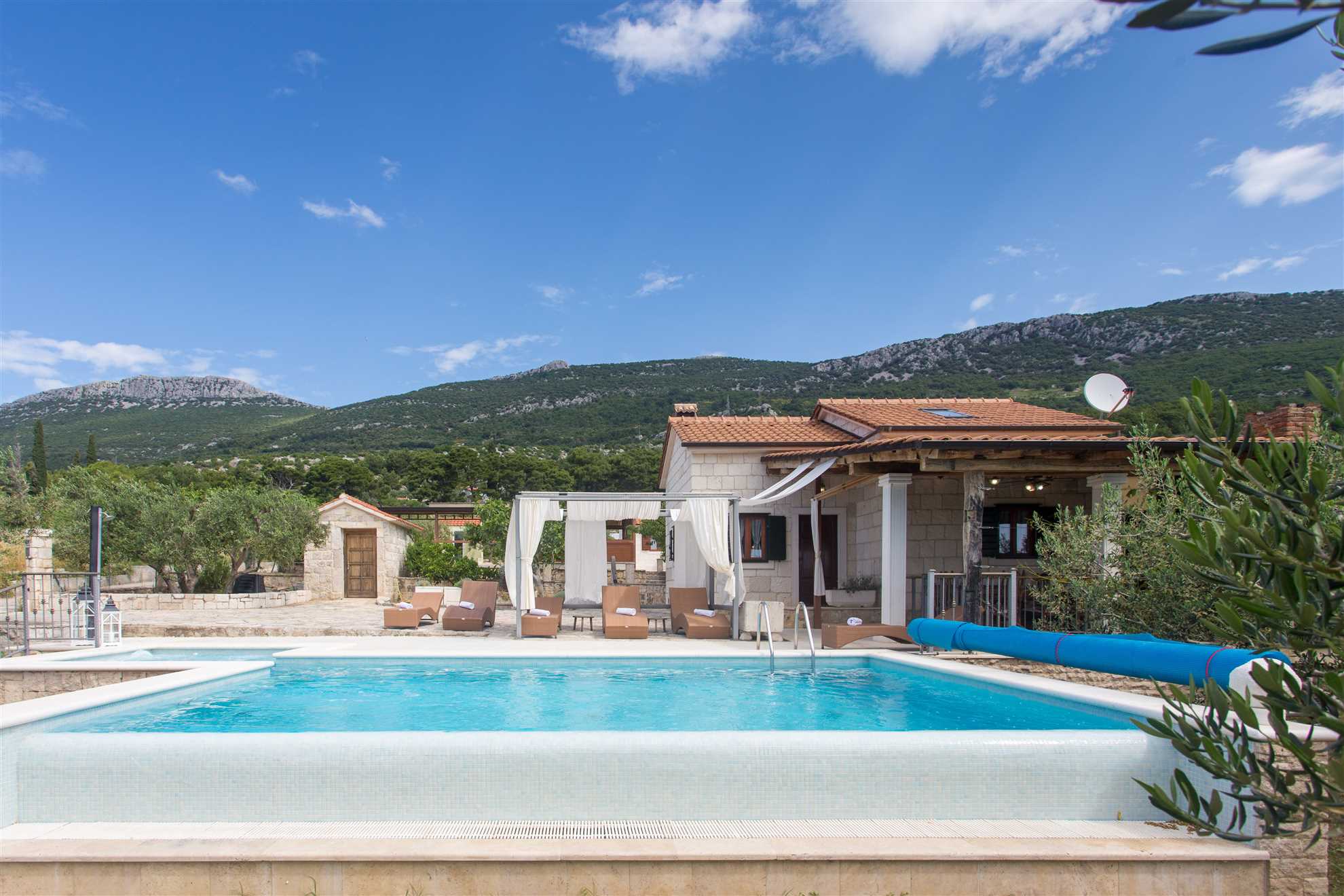 Holiday Home Famora with Pool