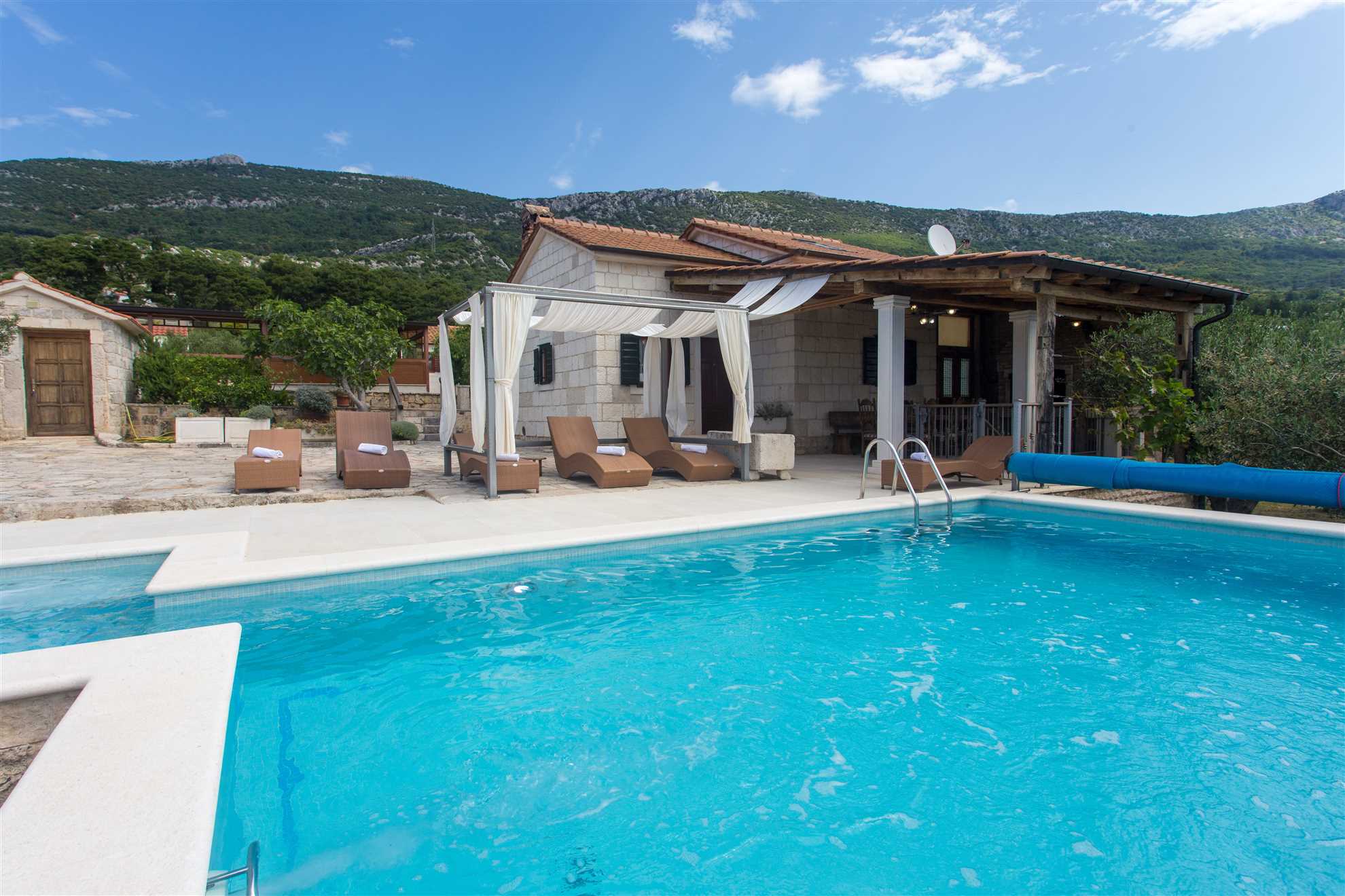 Holiday Home Famora with Pool