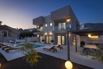 Modern 4-Bedroom Villa with Pool in Žrnovnica