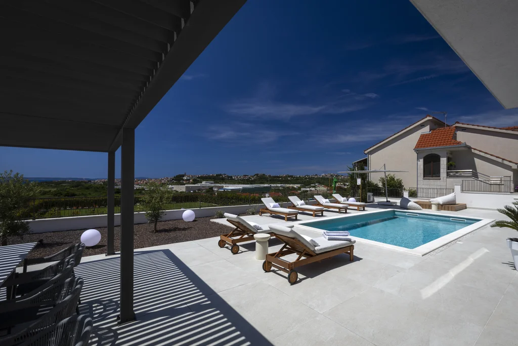 Modern 4-Bedroom Villa with Pool in Žrnovnica
