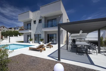 Modern 4-Bedroom Villa with Pool in Žrnovnica