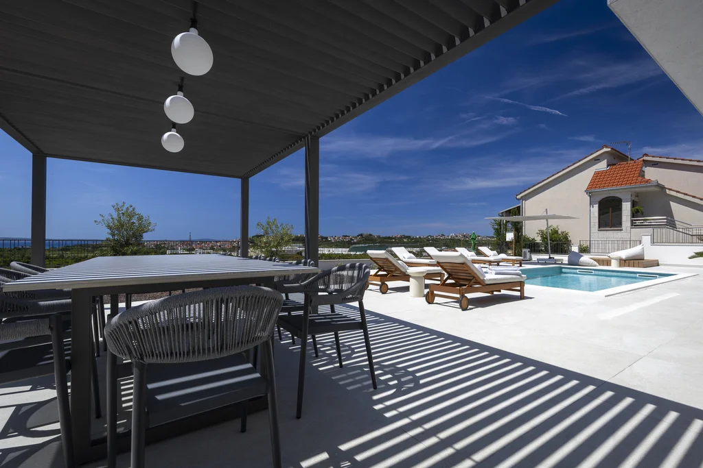 Modern 4-Bedroom Villa with Pool in Žrnovnica