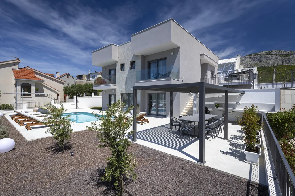 Modern 4-Bedroom Villa with Pool in Žrnovnica