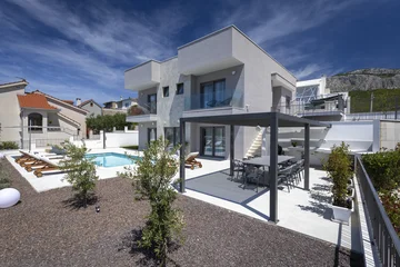 Modern 4-Bedroom Villa with Pool in Žrnovnica