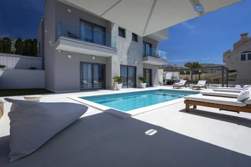 Modern 4-Bedroom Villa with Pool in Žrnovnica