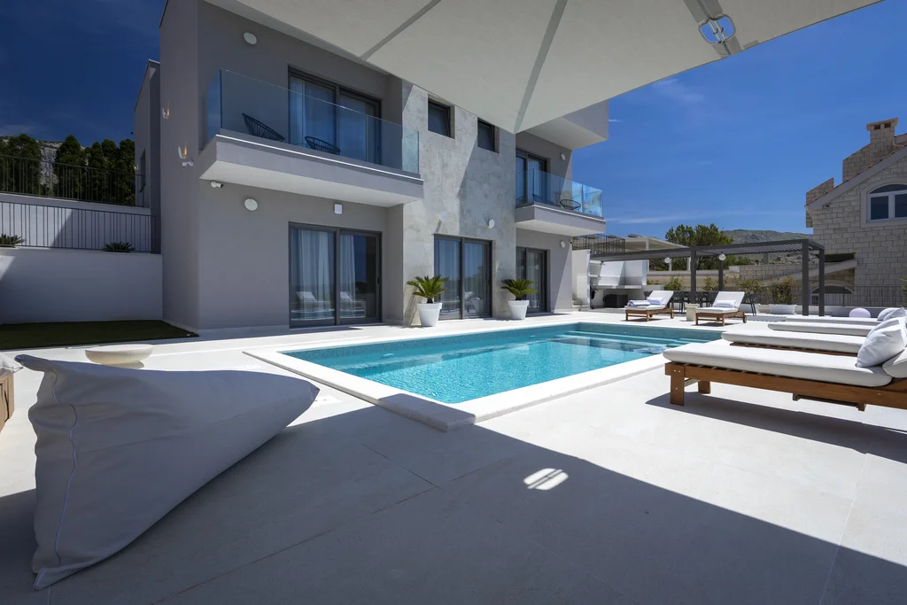 Modern 4-Bedroom Villa with Pool in Žrnovnica