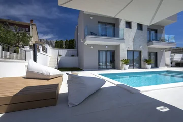 Modern 4-Bedroom Villa with Pool in Žrnovnica