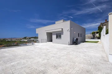 Modern 4-Bedroom Villa with Pool in Žrnovnica