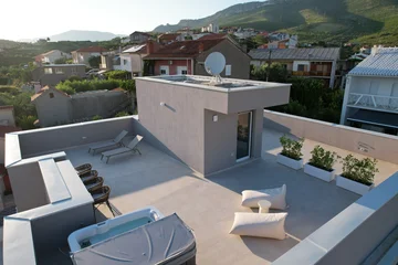 Modern 4-Bedroom Villa with Pool in Žrnovnica