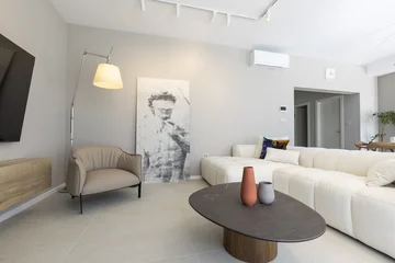 Modern 4-Bedroom Villa with Pool in Žrnovnica