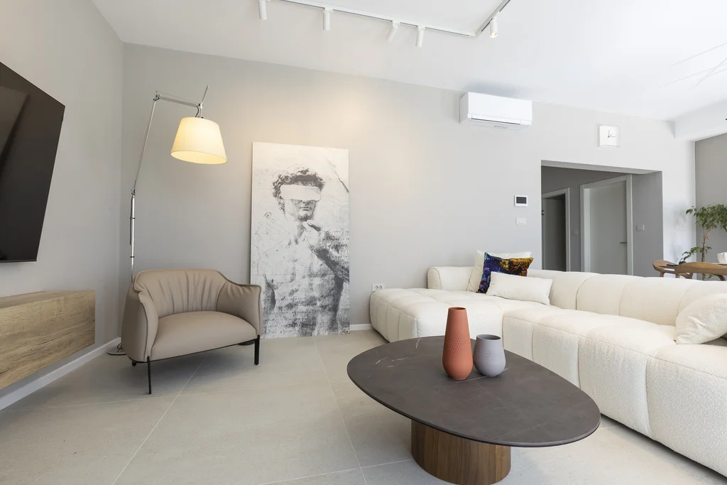 Modern 4-Bedroom Villa with Pool in Žrnovnica