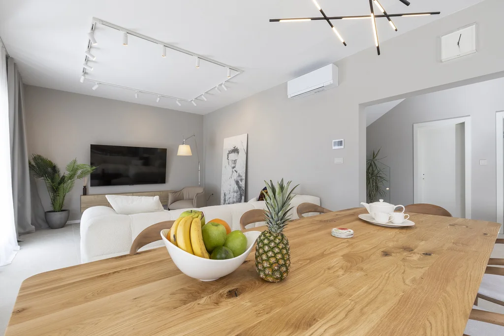 Modern 4-Bedroom Villa with Pool in Žrnovnica