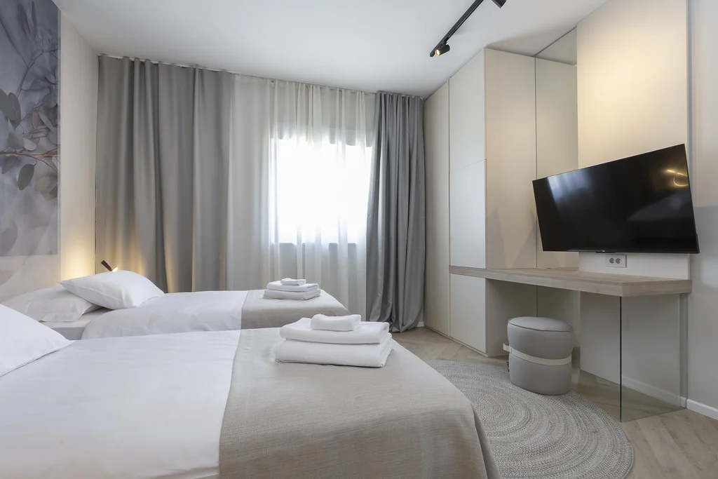 Modern 4-Bedroom Villa with Pool in Žrnovnica