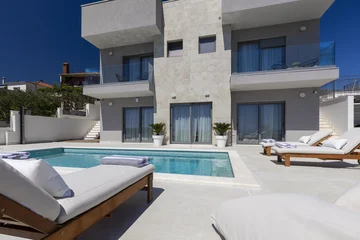 Modern 4-Bedroom Villa with Pool in Žrnovnica