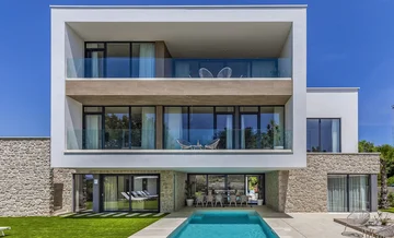 Spacious Six-Bedroom Villa Retreat Medulin