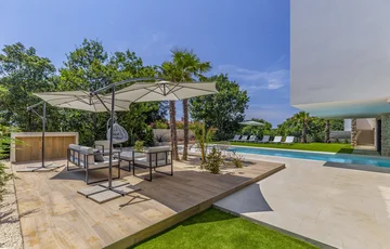 Spacious Six-Bedroom Villa Retreat Medulin