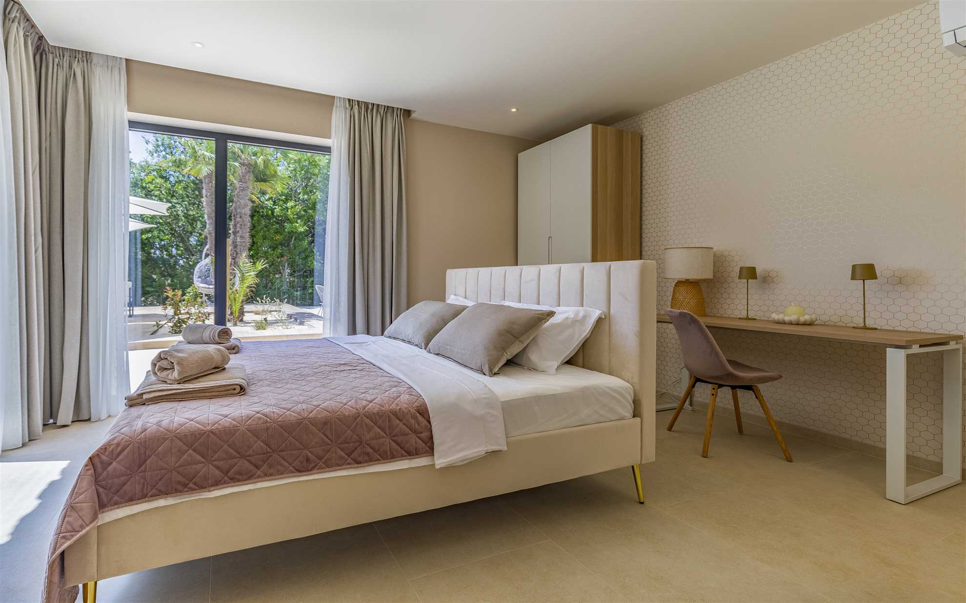 Luxury Villa Estrellis with Pool