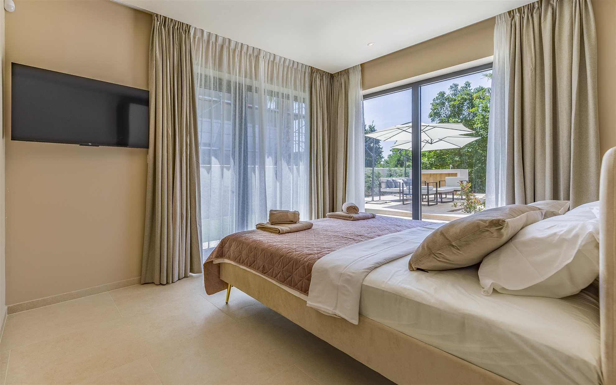Luxury Villa Estrellis with Pool