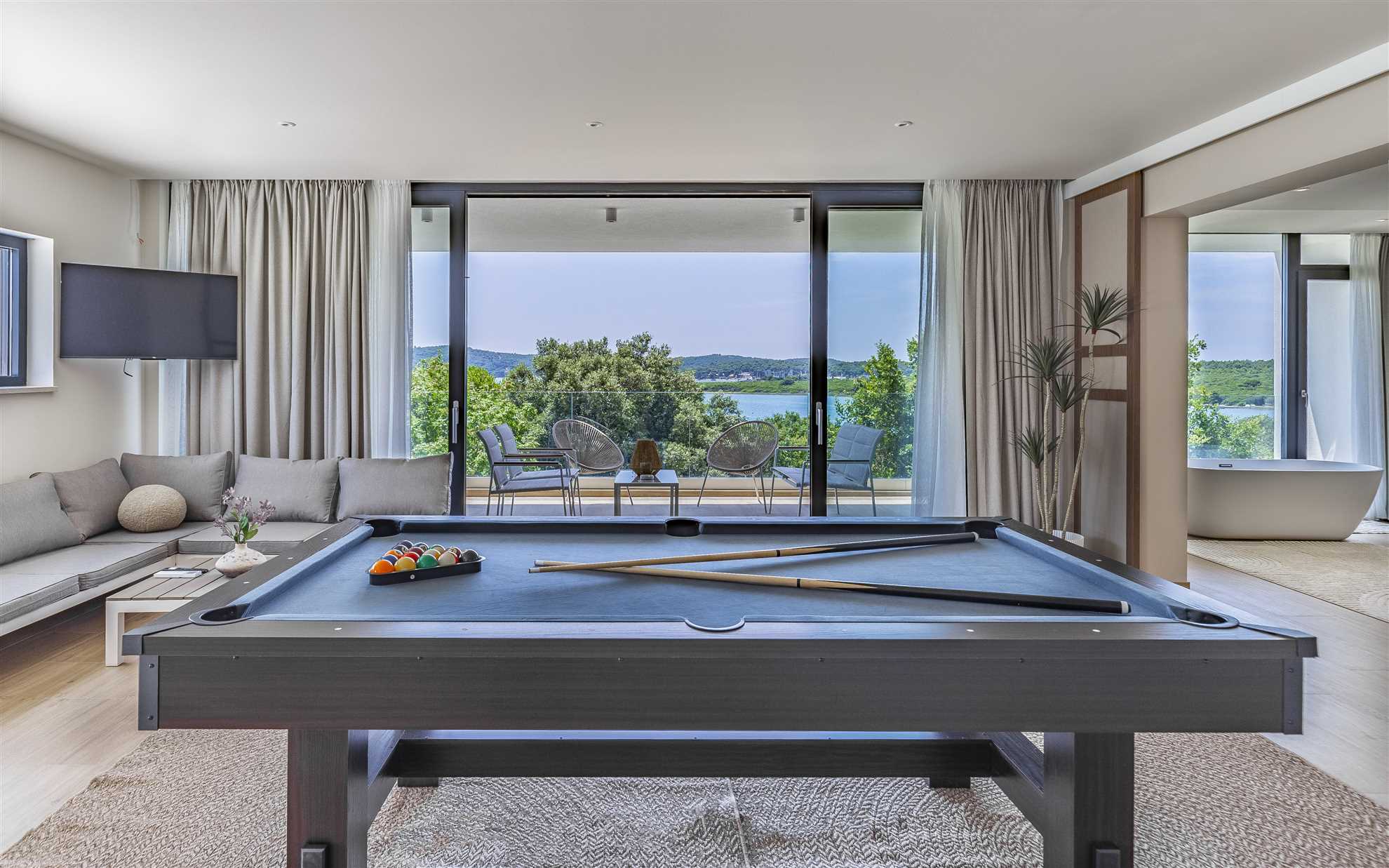 Luxury Villa Estrellis with Pool