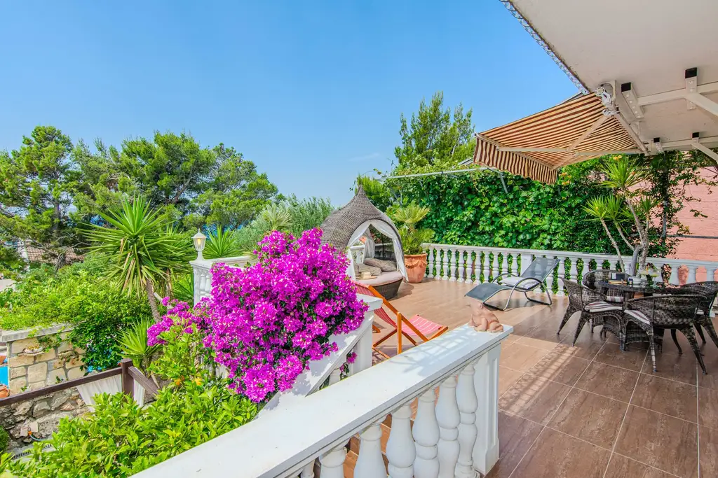 Family Villa with Pool and Sea View in Maslenica